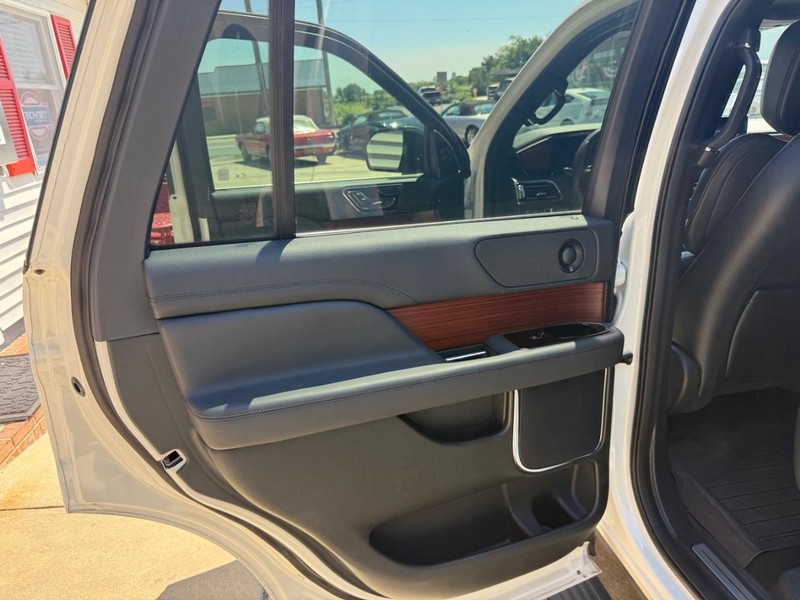 Lincoln Navigator Vehicle Image 15