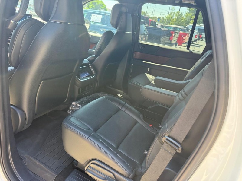 Lincoln Navigator Vehicle Image 16