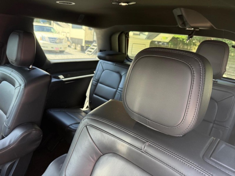 Lincoln Navigator Vehicle Image 18