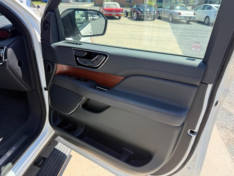 Lincoln Navigator Vehicle Image 21