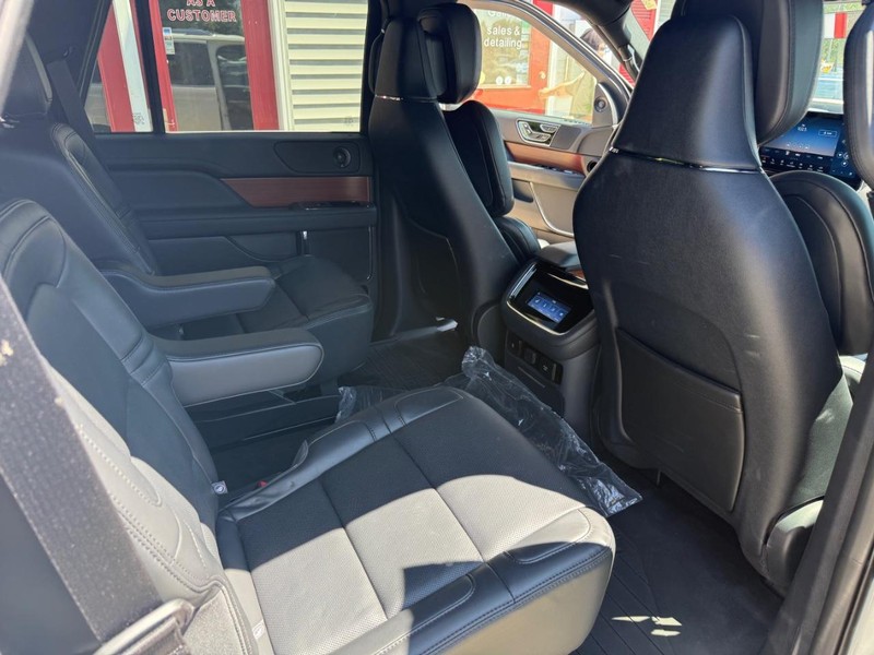 Lincoln Navigator Vehicle Image 22