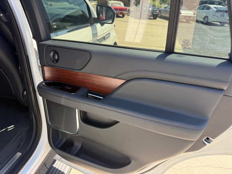 Lincoln Navigator Vehicle Image 23
