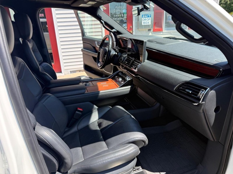 Lincoln Navigator Vehicle Image 24