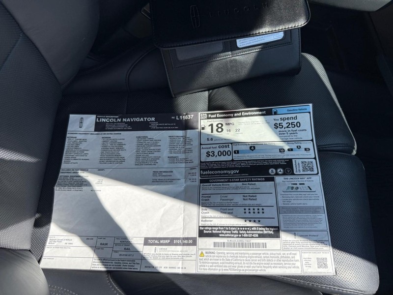 Lincoln Navigator Vehicle Image 25