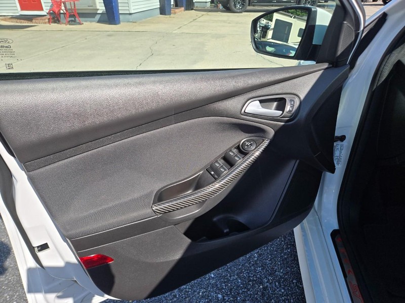 Ford FOCUS  ST Vehicle Image 02
