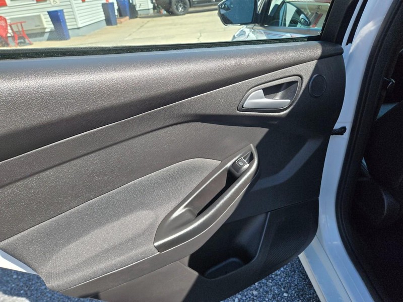 Ford FOCUS  ST Vehicle Image 08