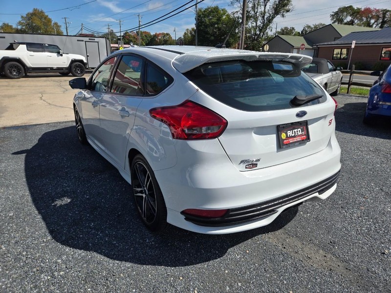 Ford FOCUS  ST Vehicle Image 10
