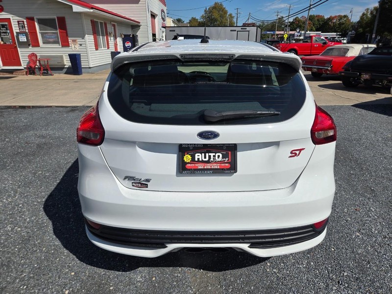 Ford FOCUS  ST Vehicle Image 11
