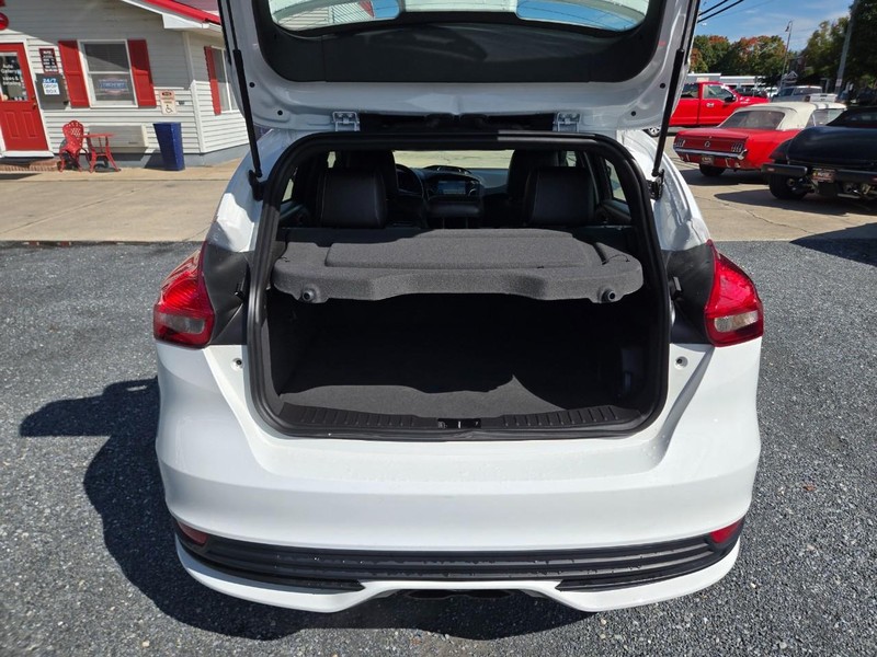 Ford FOCUS  ST Vehicle Image 12