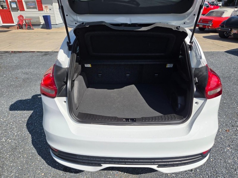 Ford FOCUS  ST Vehicle Image 13