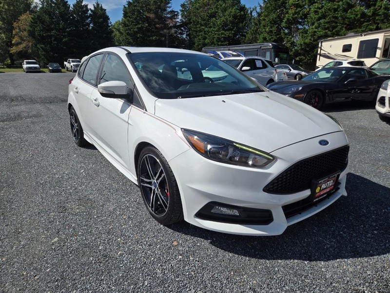 Ford FOCUS  ST Vehicle Image 14