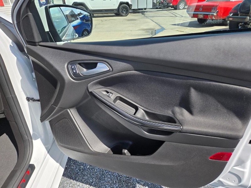 Ford FOCUS  ST Vehicle Image 15