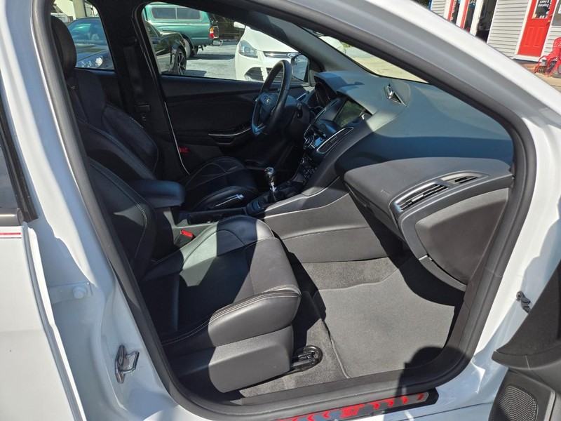 Ford FOCUS  ST Vehicle Image 16