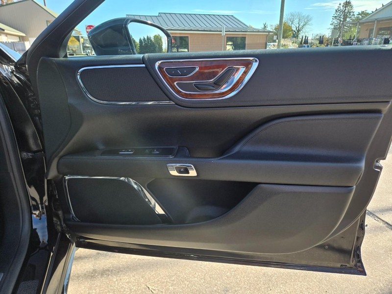 Lincoln Continental Vehicle Image 08