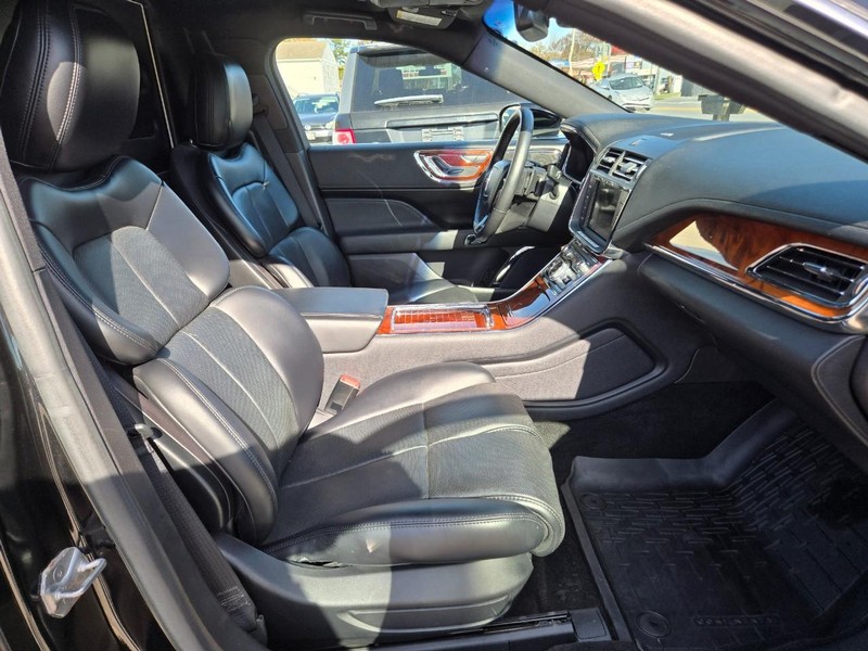 Lincoln Continental Vehicle Image 09