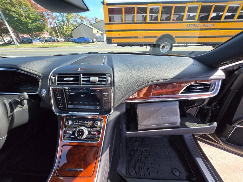 Lincoln Continental Vehicle Image 10