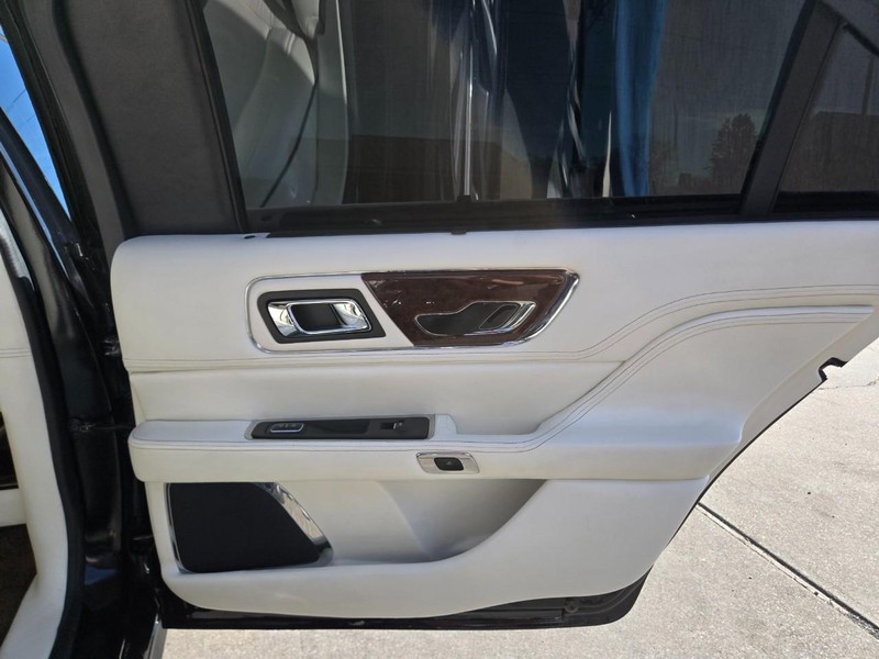 Lincoln Continental Vehicle Image 15