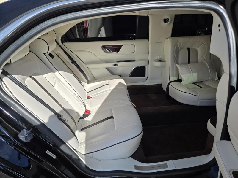 Lincoln Continental Vehicle Image 16