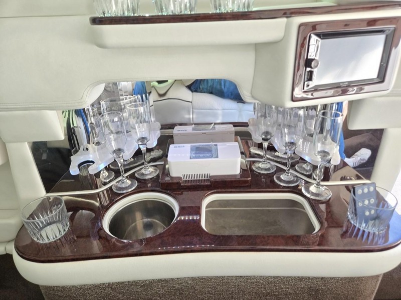 Lincoln Continental Vehicle Image 19