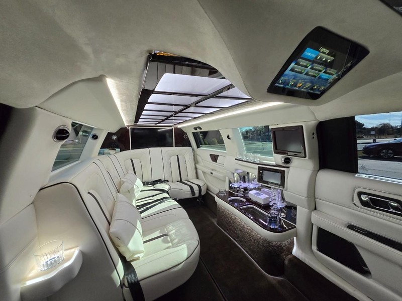 Lincoln Continental Vehicle Image 21