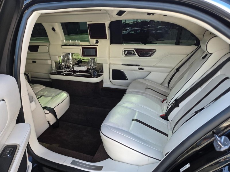 Lincoln Continental Vehicle Image 28