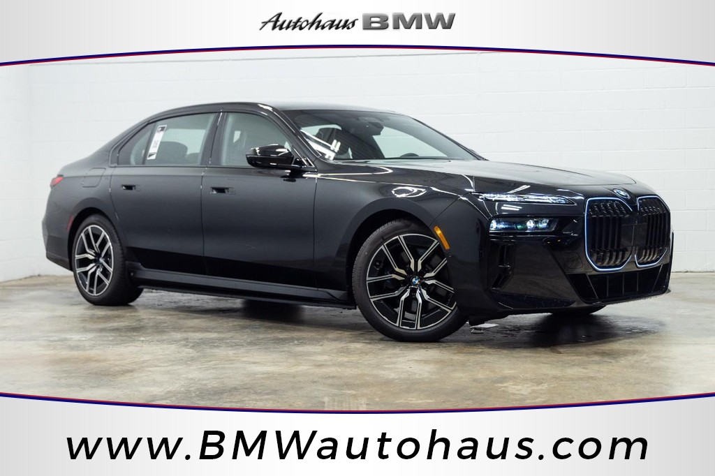 BMW i7 Vehicle Full-screen Gallery Image 01