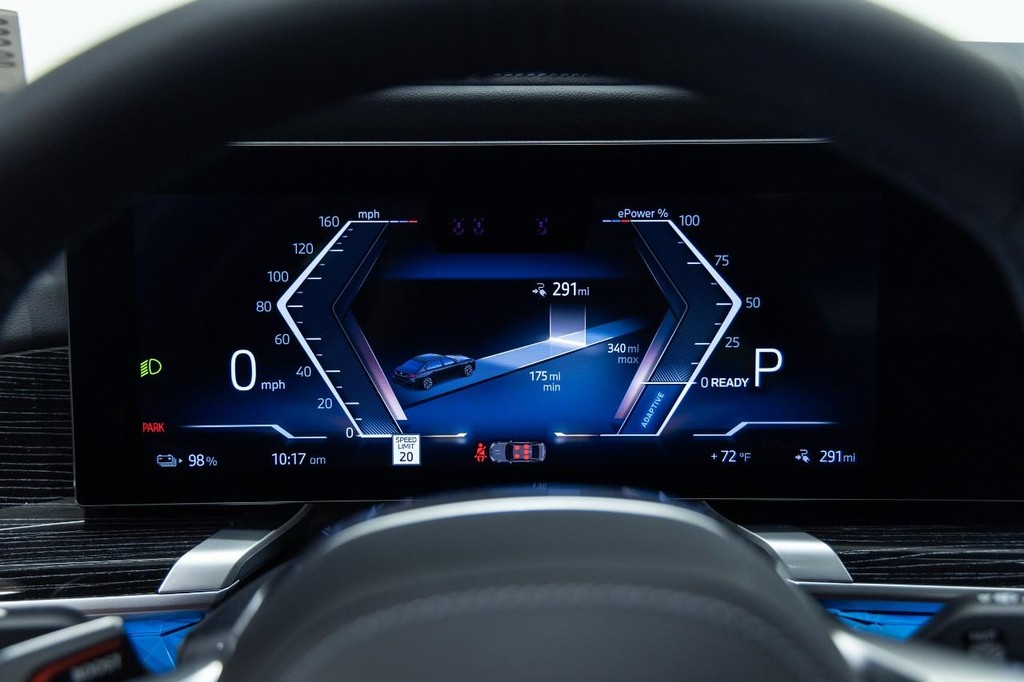 BMW i7 Vehicle Full-screen Gallery Image 02