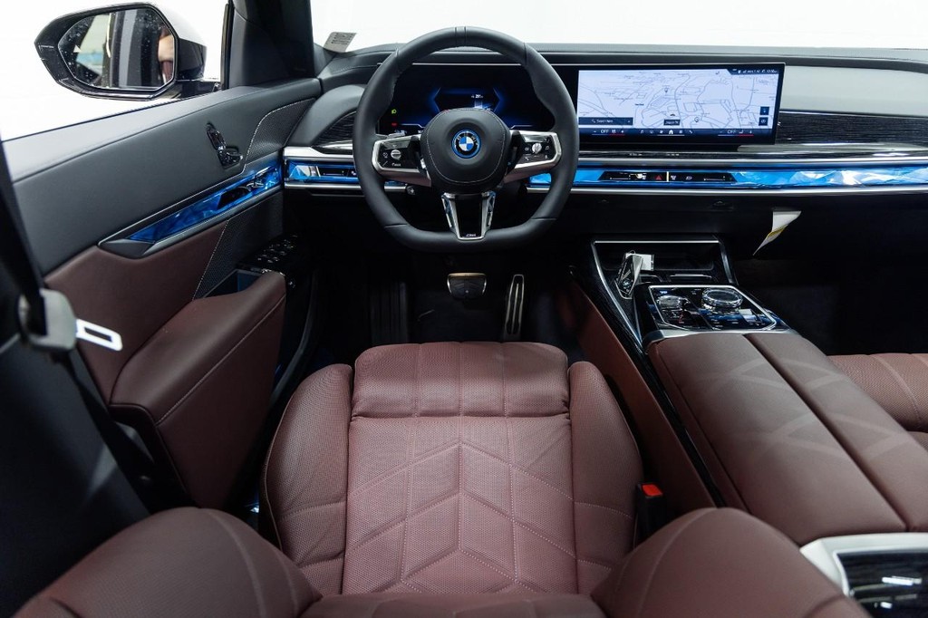 BMW i7 Vehicle Full-screen Gallery Image 03