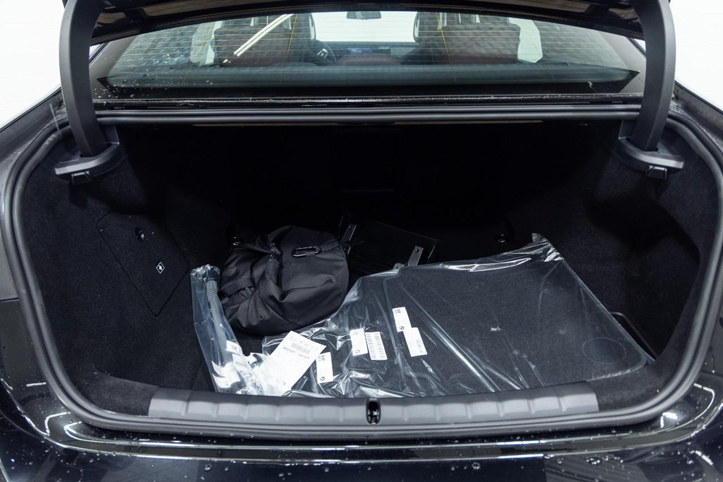 BMW i7 Vehicle Full-screen Gallery Image 11