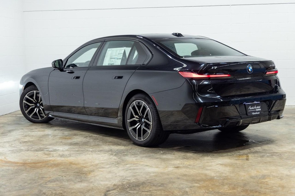 BMW i7 Vehicle Full-screen Gallery Image 12