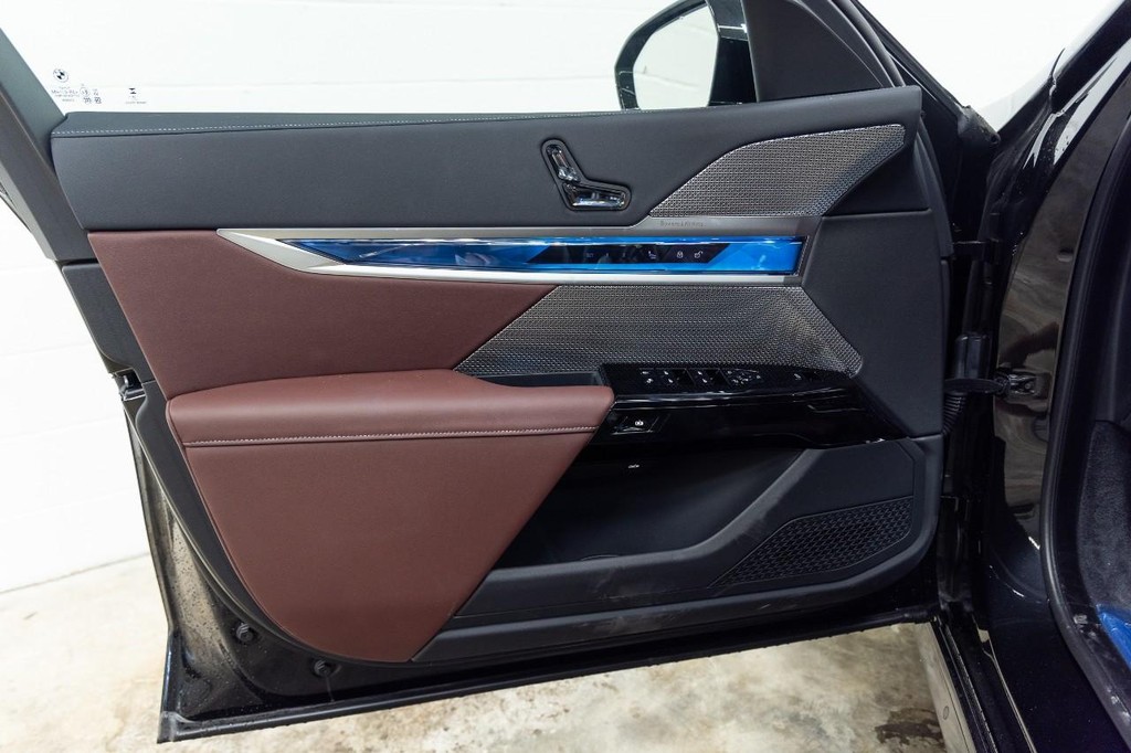 BMW i7 Vehicle Full-screen Gallery Image 13