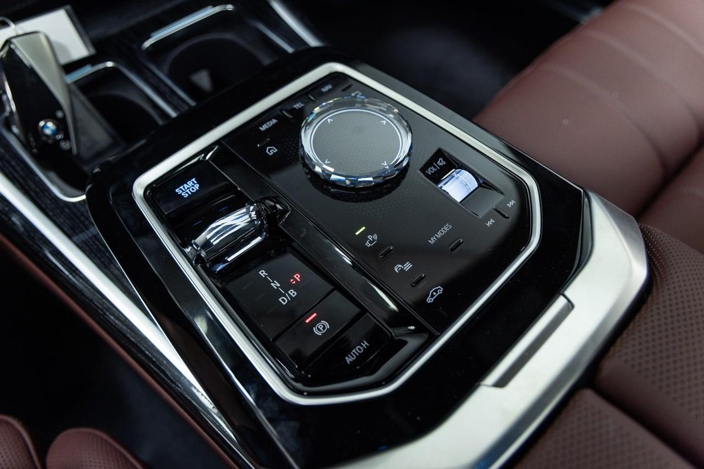 BMW i7 Vehicle Full-screen Gallery Image 18