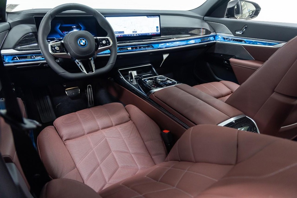 BMW i7 Vehicle Full-screen Gallery Image 19
