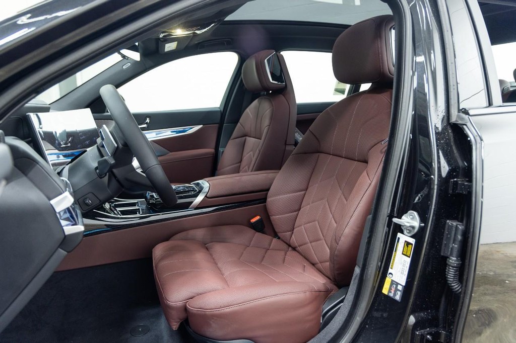 BMW i7 Vehicle Full-screen Gallery Image 21