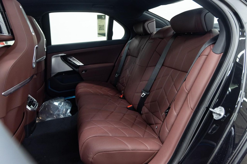 BMW i7 Vehicle Full-screen Gallery Image 22