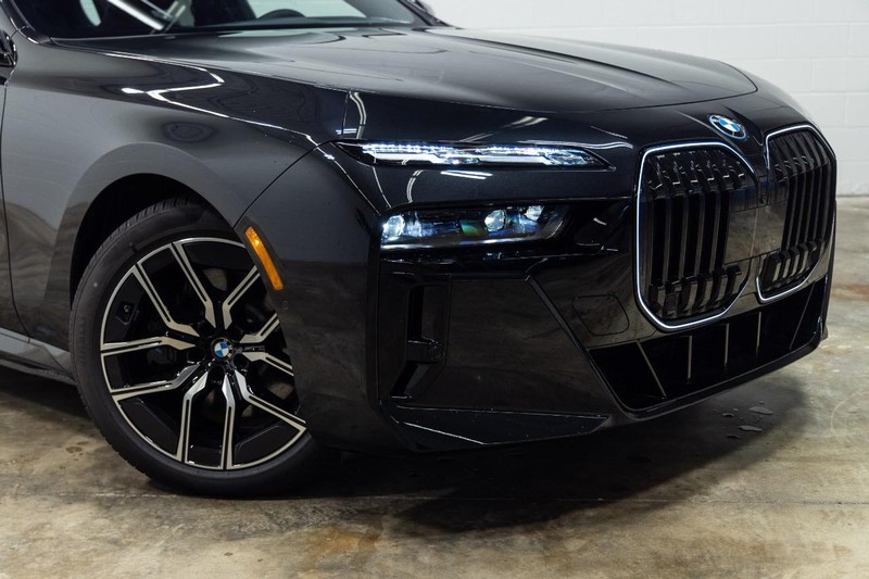 BMW i7 Vehicle Full-screen Gallery Image 05