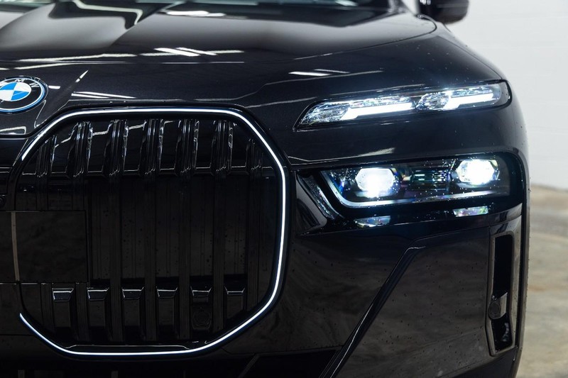 BMW i7 Vehicle Full-screen Gallery Image 07