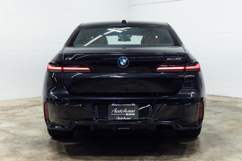 BMW i7 Vehicle Full-screen Gallery Image 09