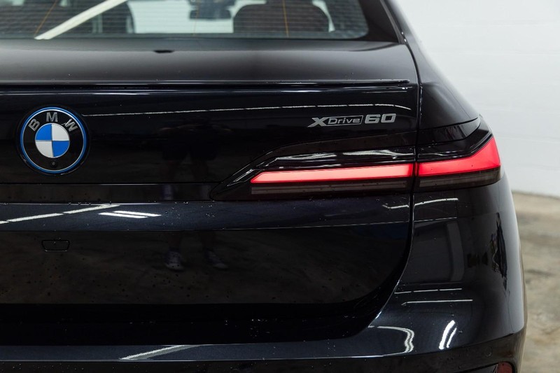 BMW i7 Vehicle Full-screen Gallery Image 10