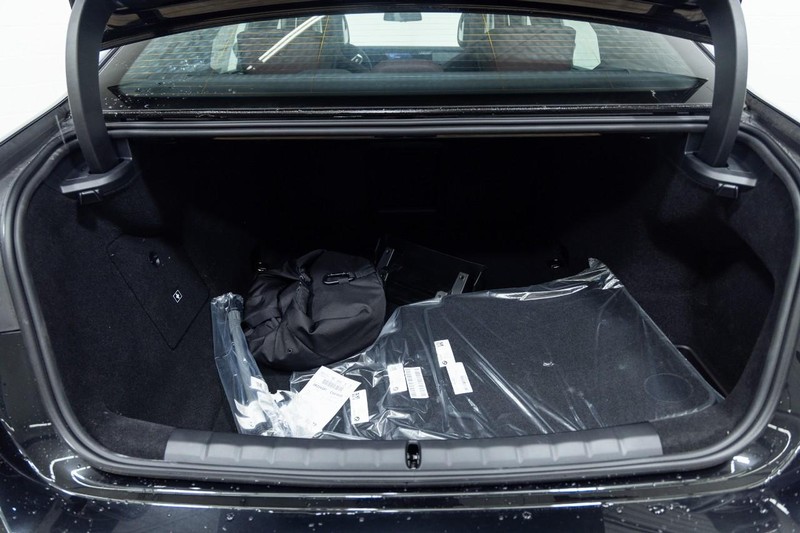 BMW i7 Vehicle Full-screen Gallery Image 11