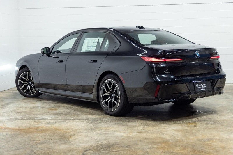 BMW i7 Vehicle Full-screen Gallery Image 12