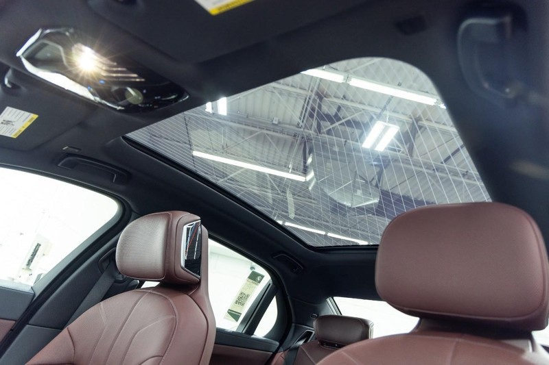 BMW i7 Vehicle Full-screen Gallery Image 14