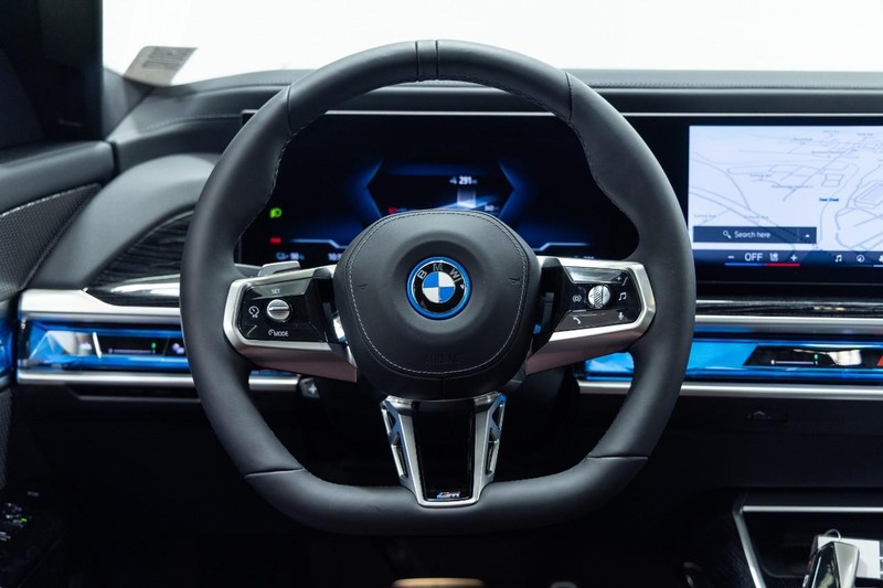 BMW i7 Vehicle Full-screen Gallery Image 15