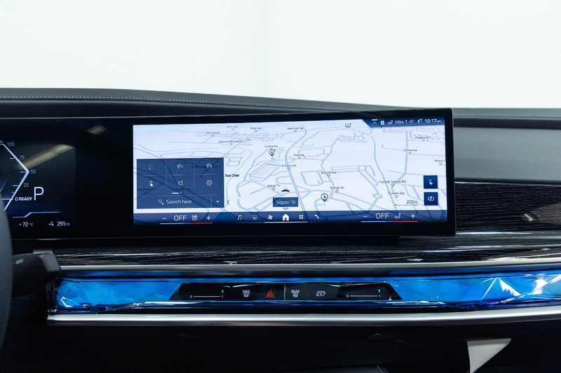 BMW i7 Vehicle Full-screen Gallery Image 16