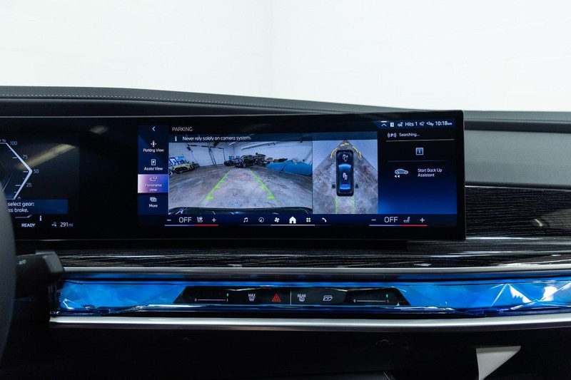 BMW i7 Vehicle Full-screen Gallery Image 17