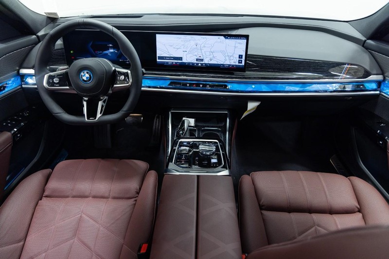 BMW i7 Vehicle Full-screen Gallery Image 20