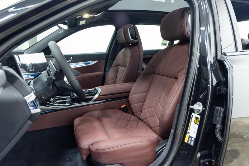 BMW i7 Vehicle Full-screen Gallery Image 21