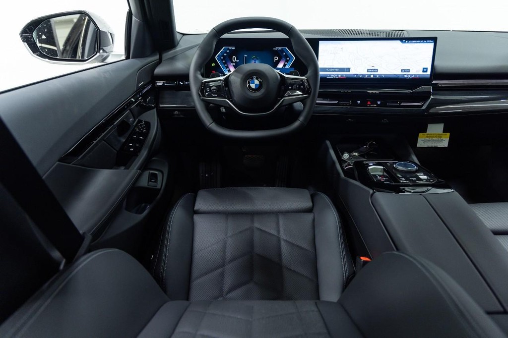 BMW 5 Series Vehicle Full-screen Gallery Image 03