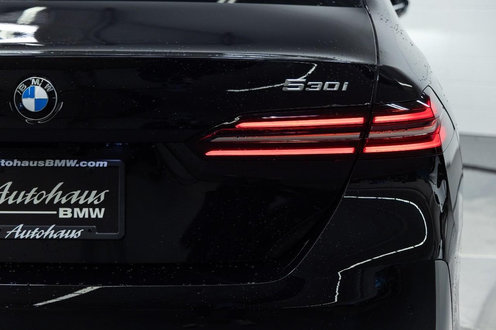 BMW 5 Series Vehicle Full-screen Gallery Image 08