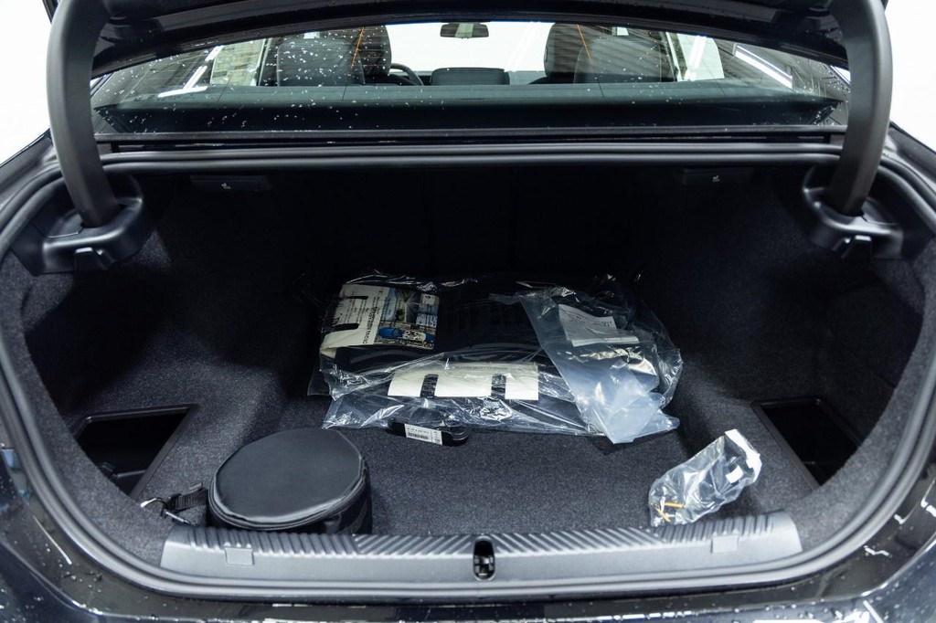 BMW 5 Series Vehicle Full-screen Gallery Image 09